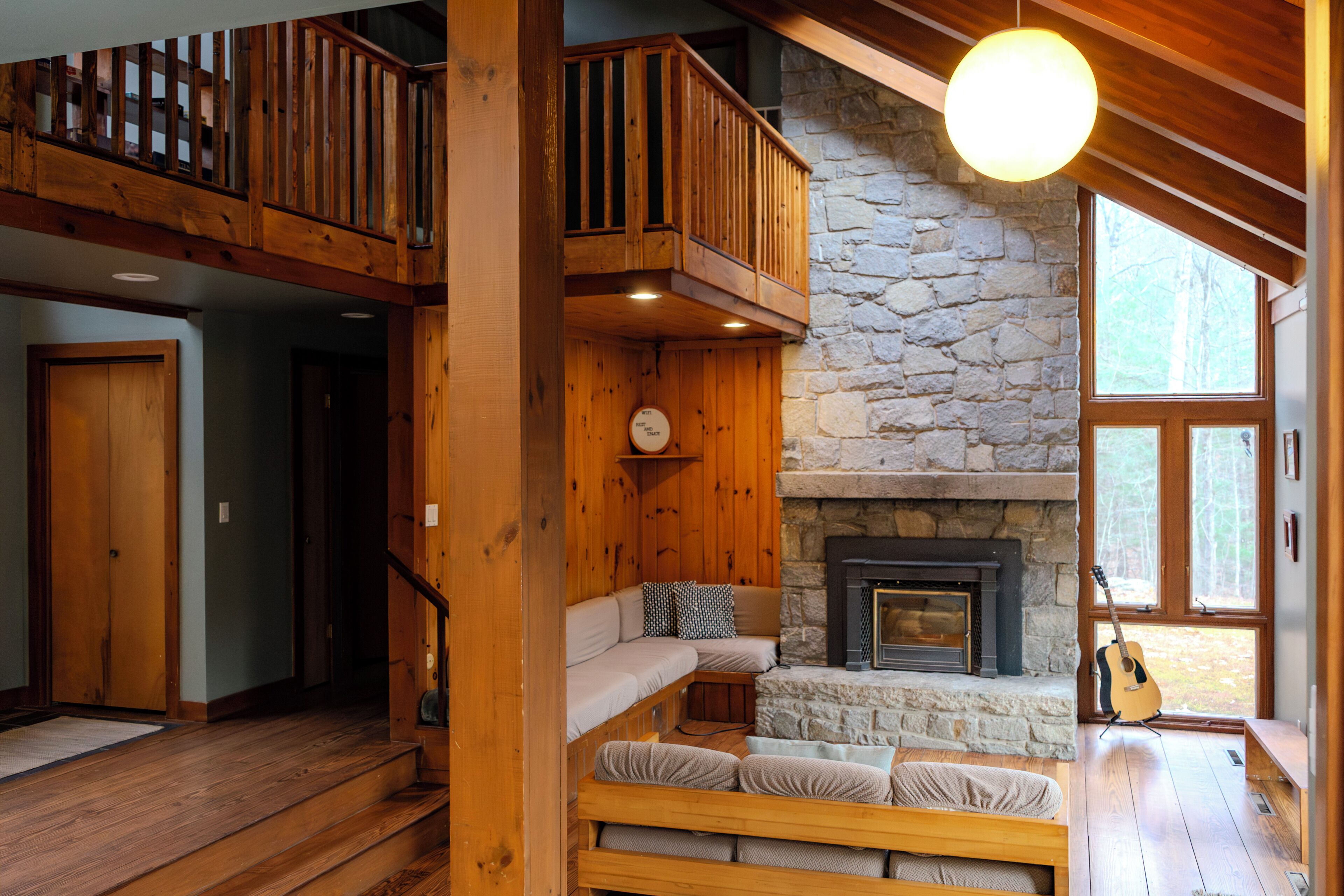 Televisie, een open haard en boeken