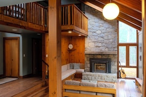 TV, fireplace, books - Joia Verde: Mtn Chalet -120 Acres -Adventure Ski Hike MTB Rafting (Charlemont)