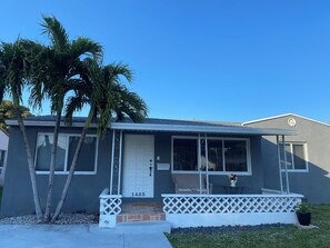 Exterior - 2 miles from Hollywood beach and Downtown Hollywood (Hollywood)