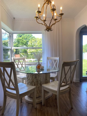 Dining - 2 miles from Hollywood beach and Downtown Hollywood (Hollywood)