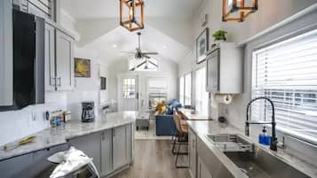 Een koelkast, een microgolfoven, een oven, een kookplaat