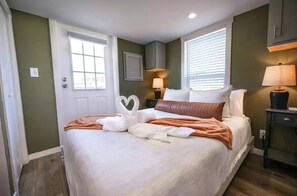 Free WiFi, bed sheets - Cafe & Cabernet: A High-End Resort Luxury Retreat (Fredericksburg)