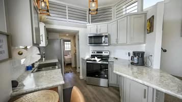 Een koelkast, een microgolfoven, een oven, een kookplaat