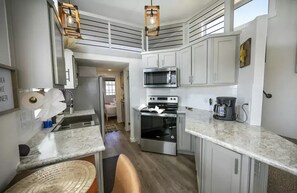 Een koelkast, een microgolfoven, een oven, een kookplaat