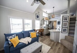 Smart TV - Cafe & Cabernet: A High-End Resort Luxury Retreat (Fredericksburg)