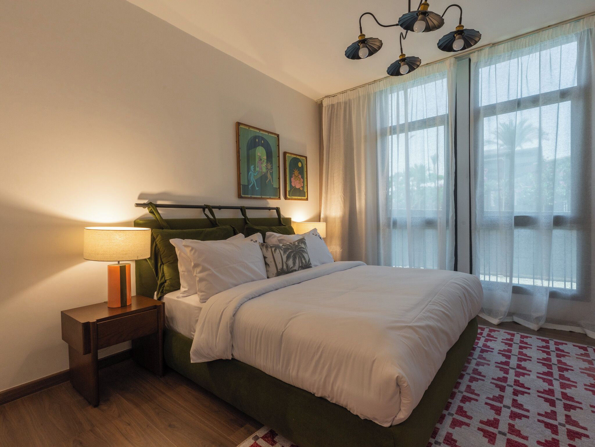 Tabla de planchar con plancha, wifi gratis y ropa de cama 