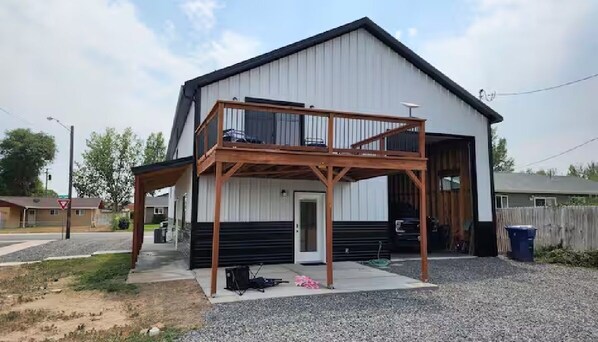 Exterior - Huge Indoor Parking!  3 bedroom Shop House with 2 full bathrooms (Lovell)