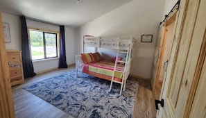 3 bedrooms, desk, free WiFi, bed sheets