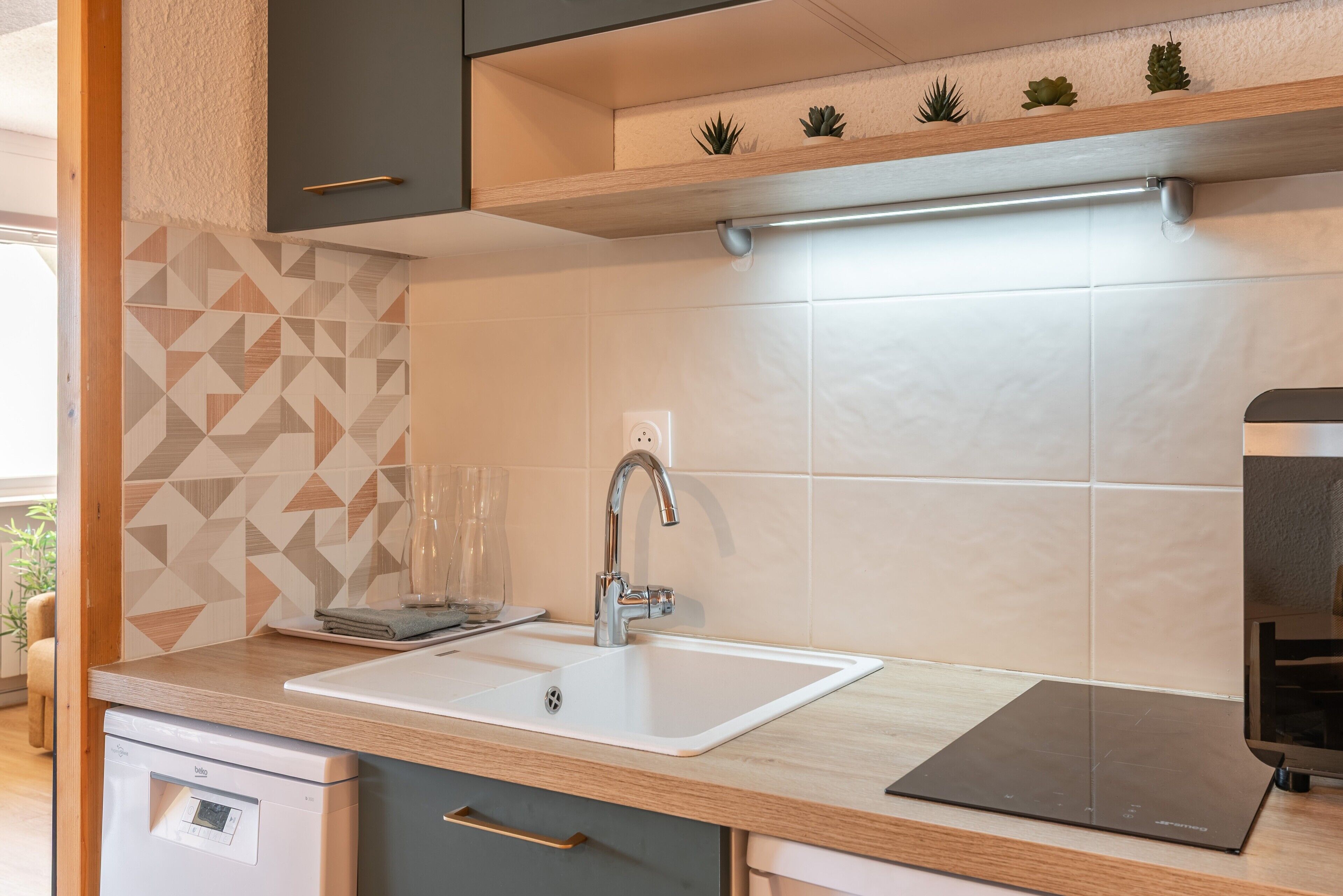 Jääkaappi, uuni, liesi, astianpesukone