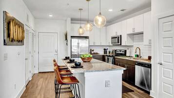 Micro-ondes, four, plaque de cuisson, lave-vaisselle