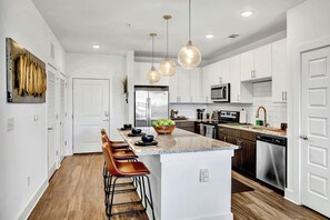 Microwave, oven, stovetop, dishwasher - Art Deco Green House- Apartment in beautiful Jacksonville (Jacksonville)