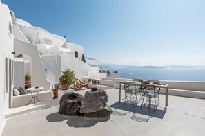 Outdoor dining - Parathira cave houses by Cycladica (Oía)