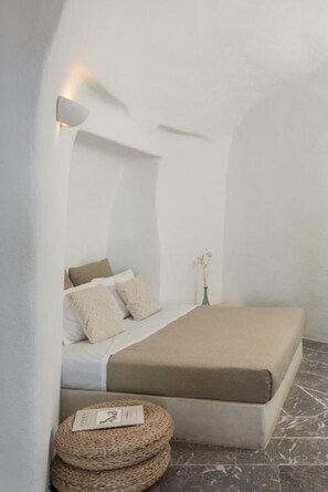 3 bedrooms, iron/ironing board, free WiFi, bed sheets - Parathira cave houses by Cycladica (Oía)
