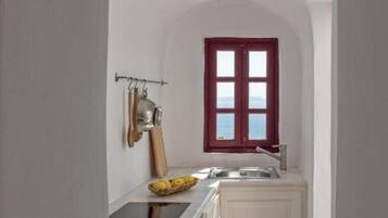 Kühlschrank, Mikrowelle, Herdplatte, Wasserkocher mit Kaffee-/Teezubehör