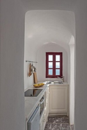 Kühlschrank, Mikrowelle, Herdplatte, Wasserkocher mit Kaffee-/Teezubehör