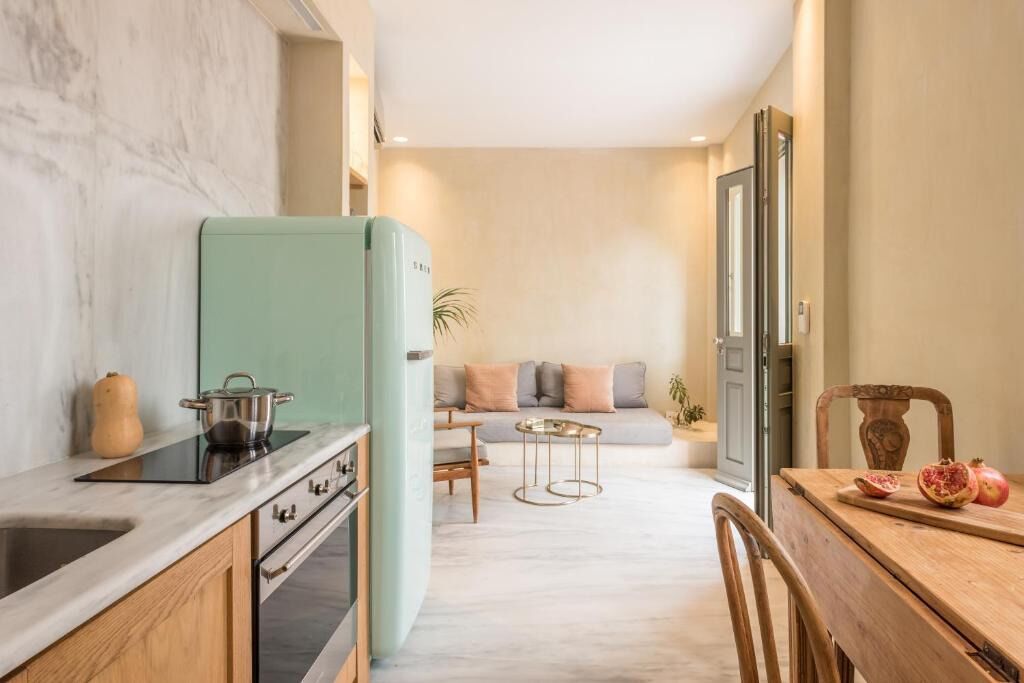 Geladeira, micro-ondas, cooktop, cafeteira/chaleira