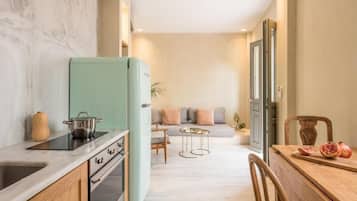 Frigorífico, microondas, placa de cocina y cafetera o tetera