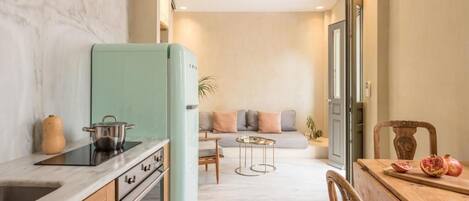 Réfrigérateur, micro-ondes, plaque de cuisson, cafetière/bouilloire