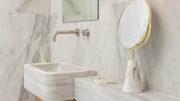 Secador de pelo y toallas