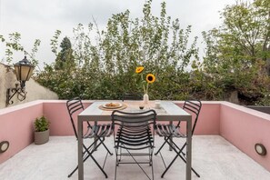 Outdoor dining - Anafiotika Hideaway  Historic Athens Center (Athens)