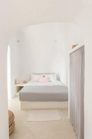 2 bedrooms, iron/ironing board, free WiFi, bed sheets - White Cellar cave houses by Cycladica (Oía)