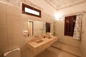 تجهيزات دش، مجففات شعر، صابون، شامبو