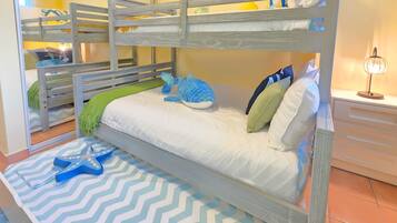 Tabla de planchar con plancha, wifi y ropa de cama