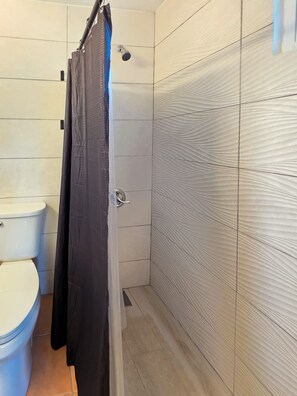 Douche, sèche-cheveux, serviettes fournies, savon