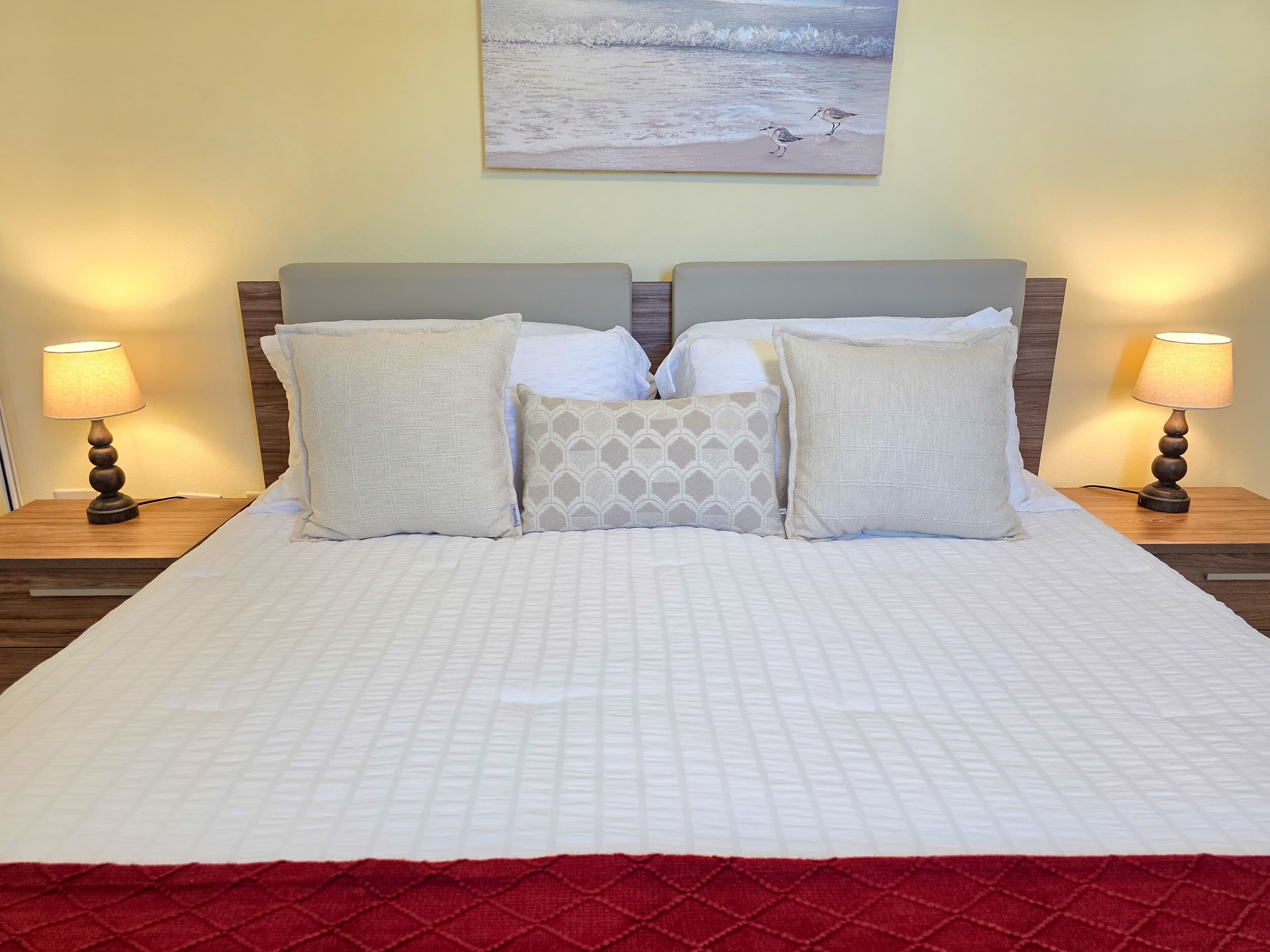 Tabla de planchar con plancha, wifi y ropa de cama 