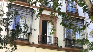 Un bâtiment doté d’éléments architecturaux raffinés, notamment une grande porte en bois et des balcons décoratifs.