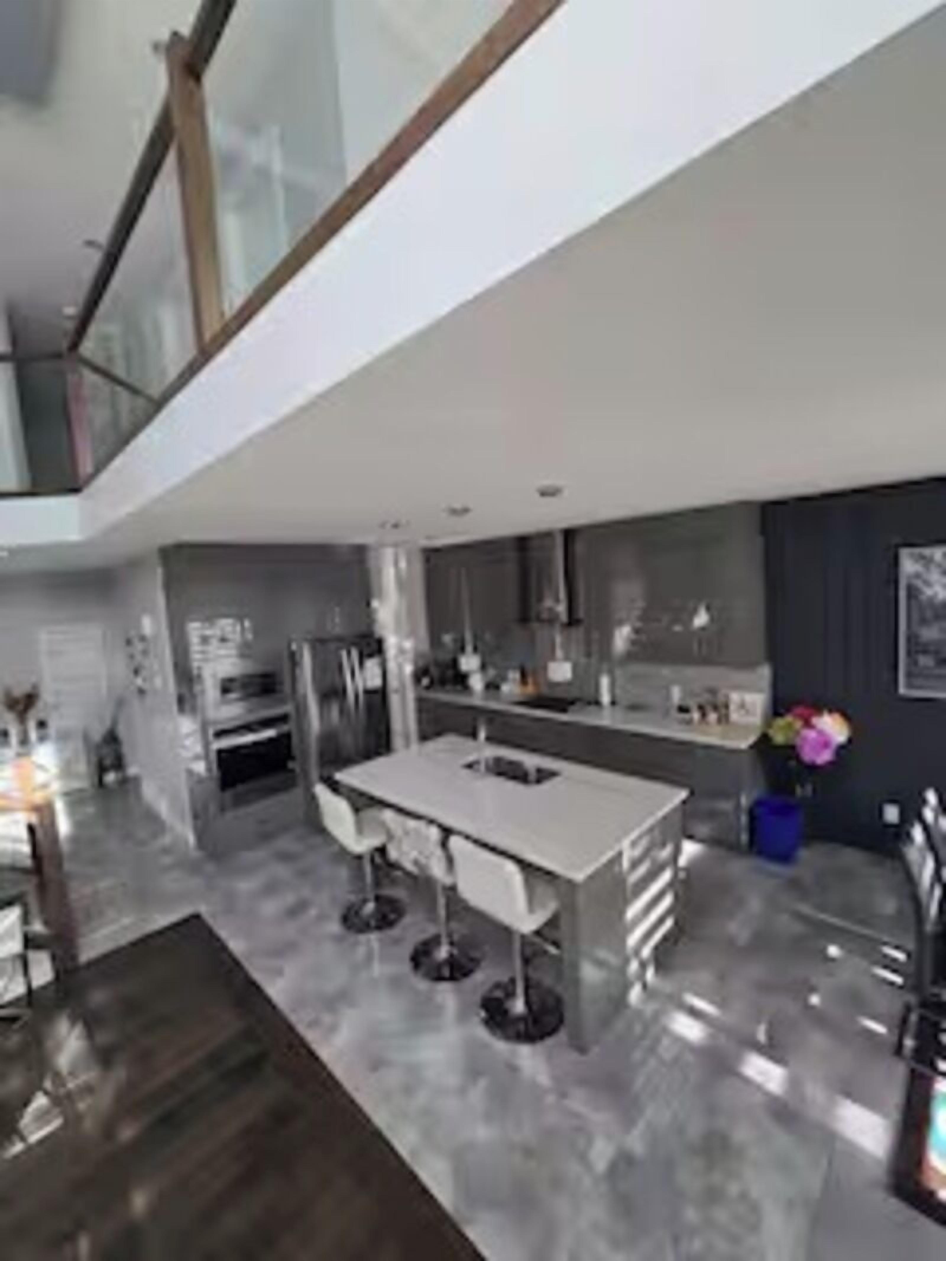 Luxury Suite | Private kitchen | Microwave, oven, stovetop, cookware/dishes/utensils