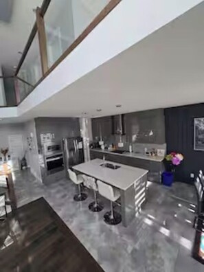 Suite de lujo | Cocina privada | Microondas, horno, parrilla de estufa y utensilios de cocina