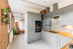 Kühlschrank, Mikrowelle, Ofen, Herdplatte