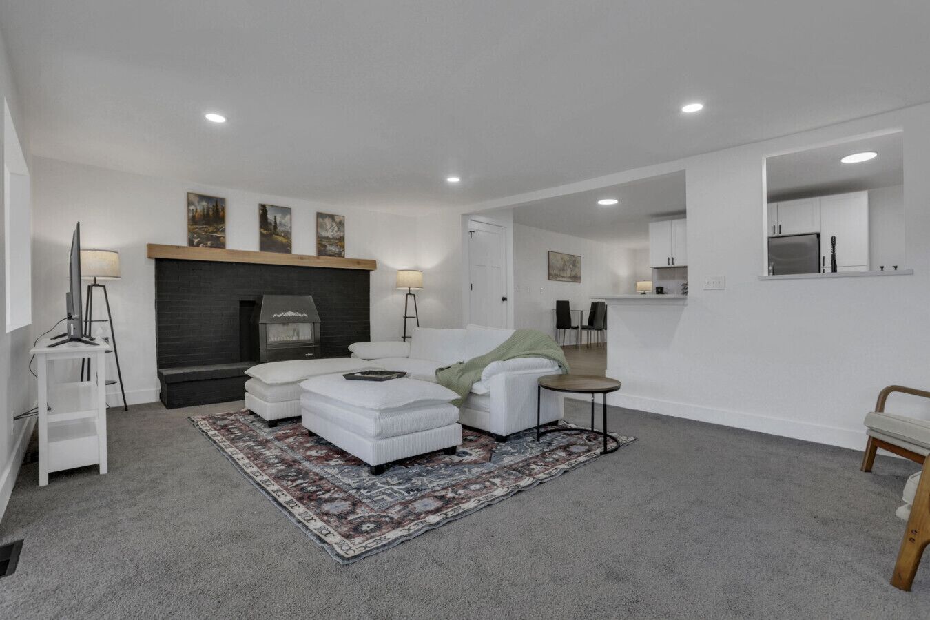 Een televisie en een open haard