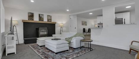 Een televisie en een open haard