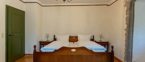 8 quartos, escrivaninha, Wi-Fi de cortesia