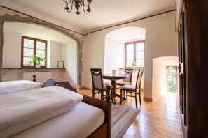 9 bedrooms, desk, free WiFi - Hohenhardt Castle - entire castle exclusive (Wiesloch)