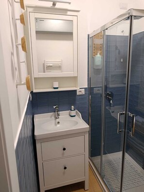 Haartrockner, Handtücher, Seife, Toilettenpapier