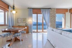 Dining - The terrace on Lake Garda (Torri del Benaco)