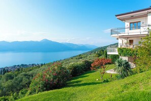 Property grounds - The terrace on Lake Garda (Torri del Benaco)