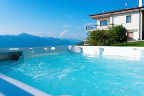 Outdoor spa tub - The terrace on Lake Garda (Torri del Benaco)