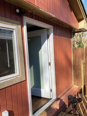 Exterior detail - Cozy studio in wonderful Decatur with refreshing AC and heat, and private deck. (Decatur)