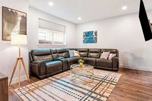 Living area - Beautiful 3-bedroom house in charming Bend (Bend)