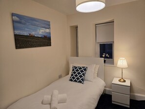 Silitysrauta/-lauta, ilmainen Wi-Fi, vuodevaatteet