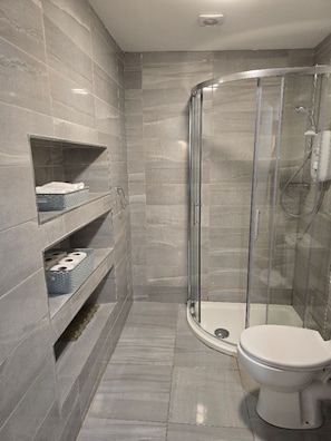 Douche, sĂšche-cheveux, serviettes fournies, savon
