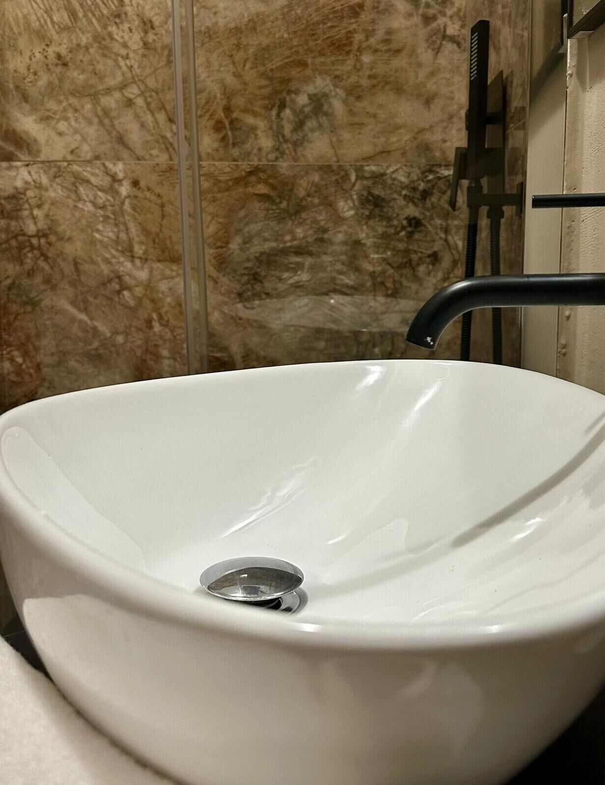 Classic Room | Bathroom | Towels, soap, shampoo, toilet paper