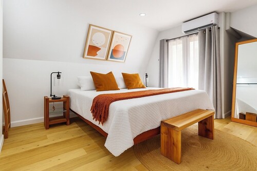 New organic-modern 2-bedroom A-frame Cottage. 5 mins from beaches & amenities!