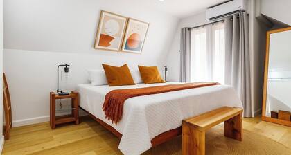 New organic-modern 2-bedroom A-frame Cottage. 5 mins from beaches & amenities!