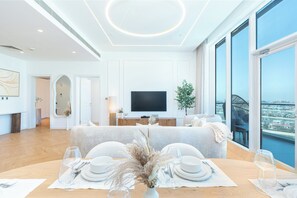 Luxury Apartment, Sea View | Living room