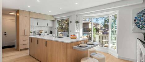 冷蔵庫、電子レンジ、オーブン、コンロ